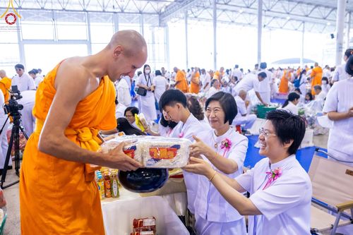 ภาพ No.207300:พิธีตักบาตร และปฏิบัติธรรมช่วงสาย ในวันมาฆบูชา วันพุธที่ 12 กุมภาพันธ์ พ.ศ. 2568 ณ วัดพระธรรมกาย จังหวัดปทุมธานี