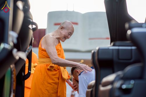 ภาพ No.233212:วันที่ 11 กรกฏาคม พ.ศ. 2568 พิธีอธิษฐานพรรษา ของคณะสงฆ์ ณ โบสถ์พระไตรปิฎก วัดพระธรรมกาย ต.คลองสาม อ.คลองหลวง จ.ปทุมธานี