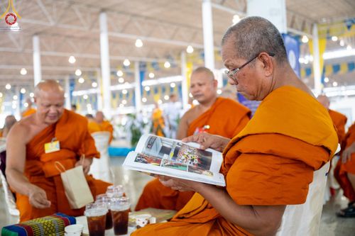 ภาพ No.60384:การต้อนรับพระสังฆาธิการ 10,000 กว่าวัดทั่วประเทศ พิธีมอบปัจจัยช่วยเหลือครู 4 จังหวัดชายแดนภาคใต้ พิธีปฏิบัติธรรม ในวันคุ้มครองโลก วันจันทร์ที่ 22 เมษายน พ.ศ.2567 ณ วัดพระธรรมกาย จ.ปทุมธานี