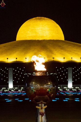 ภาพ No.224029:วันวิสาขบูชา วันอาทิตย์ที่ 11 พฤษภาคม พ.ศ. 2568 พิธีจุดวิสาขประทีป ,  พิธีเวียนประทักษิณรอบพระมหาธรรมกายเจดีย์ , พิธีฉลองชัยสวดมนต์บทธัมมจักกัปปวัตตนสูตร ครบ 7,357,000,000 จบ ณ มหารัตนวิหารคด วัดพระธรรมกาย