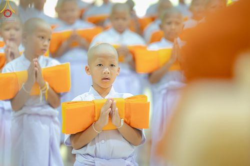 ภาพ No.135117: พิธีบรรพชาสามเณร  พิธีตักบาตรฉลองสามเณรใหม่ วันที่ 1 เมษายน พ.ศ.2567 ในโครงการบรรพชาสามเณรฟื้นฟูพระพุทธศาสนาทั่วไทย ณ ศูนย์ปฏิบัติธรรมแก้วเมืองเลย