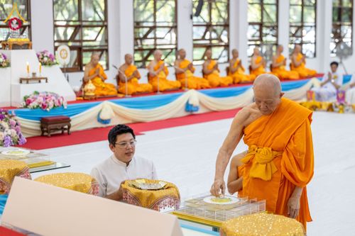 ภาพ No.160868:พิธีเจริญพระพุทธมนต์ และปิดแผ่นทองรูปเหมือน พระเดชพระคุณพระมงคลเทพมุนี (สด จนฺทสโร) พระผู้ปราบมาร จำนวน 3 องค์ วันเสาร์ที่ 5 ตุลาคม พ.ศ. 2567 ณ อาคารปลูกศรัทธา 2 (ชานชลาเดิม) วัดพระธรรมกาย อ.คลองหลวง จ.ปทุมธานี