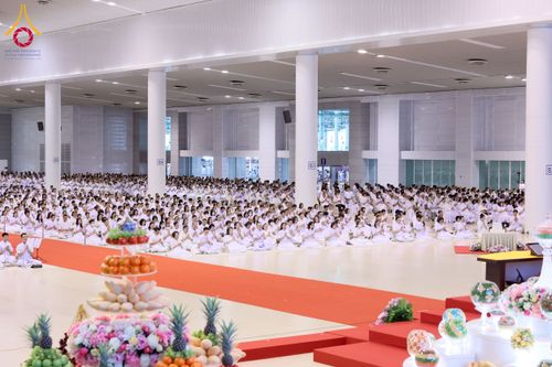 ภาพ No.232086:วันอาทิตย์ที่ 6 กรกฏาคม พ.ศ. 2568 พิธีตักบาตร ข้าวสารอาหารแห้ง  พิธีบูชาข้าวพระ สัมมนาพิเศษราชเหล็ก ณ สภาธรรมกายสากล วัดพระธรรมกาย