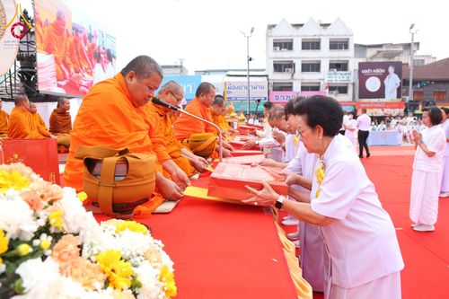 ภาพ No.210344:วันอาทิตย์ที่ 9 มีนาคม พ.ศ. 2568 พ่อเมืองโคราชจัดตักบาตรพระหมื่น ทำบุญเมือง 557 ปี