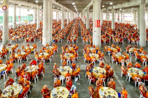 ภาพ No.219471:วันอังคารที่ 22 เมษายน พ.ศ. 2568 พิธีมอบปัจจัยช่วยเหลือครู 4 จังหวัดชายแดนภาคใต้ , พิธีกล่าวคำถวายอุปกรณ์ เพื่อเตรียมการต้อนรับคณะสงฆ์ฯ , พิธีกล่าวคำถวายภัตตาหารเป็นสังฆทาน , คณะสงฆ์ฉันภัตตาหารเพล  เนื่องในวันคุ้มครองโลก พิธีถวายมหาสังฆทานแด่คณะสงฆ์