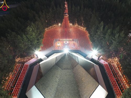 ภาพ No.107184:พิธีจุดประทีปถวายเป็นพุทธบูชา และบูชาธรรมมหาปูชนียาจารย์ ในโครงการธรรมยาตรากตัญญูบูชา มหาปูชนียาจารย์ พระมงคลเทพมุนี(สด จนฺทสโร) พระผู้ปราบมาร  อนุสรณ์สถาน 7 แห่ง ปีที่ 12  วันที่ 6 มกราคม พ.ศ. 2567 ณ อนุสรณ์สถานมหาวิหารพระมงคลเทพมุนี อ.สองพี่น้อง จ.สุพร