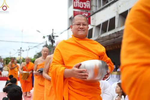 ภาพ No.146309:ตักบาตรพระ 1,384 รูป ทำบุญเมืองฝางครบรอบ 1,383 ปี ถวายเป็นพระราชกุศลแด่พระบาทสมเด็จพระเจ้าอยู่หัว เนื่องในโอกาสพระราชพิธีมหามงคล เฉลิมพระชนมพรรษา 6 รอบ 72 พรรษา วันเสาร์ที่ 27 กรกฎาคม พ.ศ.2567  ณ ถนนหน้าที่ว่าการอำเภอฝาง จ.เชียงใหม่