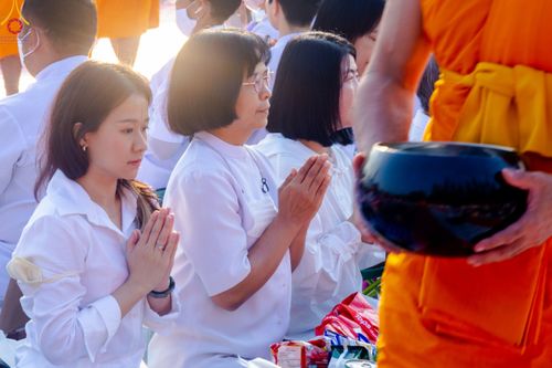 ภาพ No.110311:พิธีตักบาตรพระธรรมยาตราฯ ในโครงการธรรมยาตรากตัญญูบูชา มหาปูชนียาจารย์ พระมงคลเทพมุนี(สด จนฺทสโร) พระผู้ปราบมาร ปีที่ 12 ณ อนุสรณ์สถานลำดับที่ 2 สถานที่ตั้งมโนปณิธานบวชตลอดชีวิต อนุสรณ์สถานบางนางแท่น จ.นครปฐม วันที่ 11 มกราคม พ.ศ. 2567