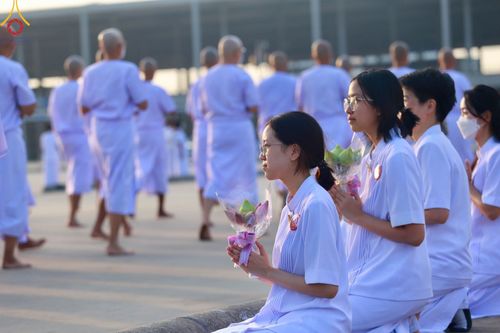 ภาพ No.101489:พิธีเวียนประทักษิณ, พิธีวันทาเจดีย์, พิธีขอขมาและมอบผ้าไตร ในโครงการอุปสมบทหมู่ รุ่นบูชาธรรมมหาปูชนียาจารย์ ณ วัดพระธรรมกาย ในวันที่ 9 ธันวาคม พ.ศ. 2566