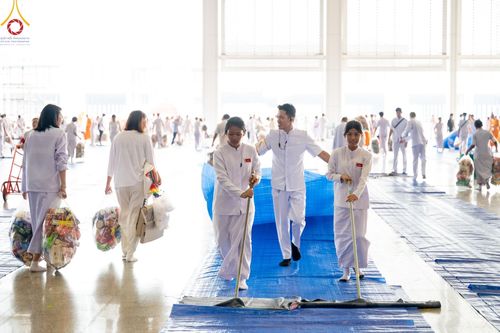 ภาพ No.136631:พิธีตักบาตร พิธีบูชาข้าวพระ ในวันอาทิตย์ต้นเดือนที่ 5 พฤษภาคม พ.ศ. 2567 ณ วัดพระธรรมกาย จ.ปทุมธานี