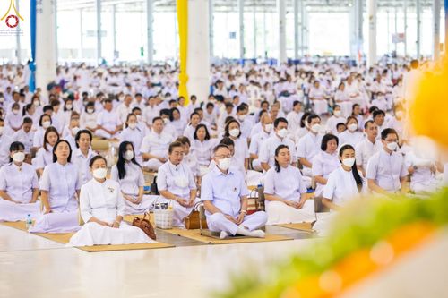 ภาพ No.89514:พิธีตักบาตร ข้าวสารอาหารแห้ง พิธีบูชาข้าวพระ และพิธีจุดเทียนใจ ไฟนิรันดร์  อนันตชัย ณ สภาธรรมกายสากล วัดพระธรรมกาย วันอาทิตย์ที่ 1 ตุลาคม พ.ศ. 2566