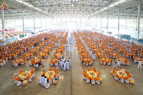 ภาพ No.59295:พิธีเจริญพระพุทธมนต์ ถวายภัตตาหารเป็นสังฆทาน เนื่องในวาระอายุวัฒนมงคล 80 ปี หลวงพ่อธัมมชโย ณ สภาธรรมกายสากล วัดพระธรรมกาย วันพุธที่ 24 เมษายน พ.ศ.2567