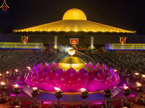 ภาพ No.160649:พิธีจุดประทีป 20,000 ดวง บูชาพระมหาธรรมกายเจดีย์ และบูชาพระมงคลเทพมุนี (สด จนฺทสโร) พระผู้ปราบมาร ณ ลานธรรม พระมหาธรรมกายเจดีย์ วัดพระธรรมกาย จ.ปทุมธานี วันที่ 10 ตุลาคม พ.ศ. 2567