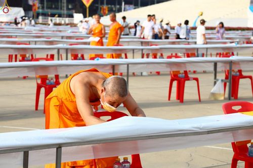 ภาพ No.225123:วันที่ 20 - 27 เมษายน พ.ศ. 2568 "ภาพแห่งความปลื้มที่ไม่มีวันจบ" คณะสงฆ์สามเณร เจ้าหน้าที่ และสาธุชน ร่วมแรงร่วมใจกันเตรียมงานและเก็บงาน เพื่อวันคุ้มครองโลก พิธีถวายมหาสังฆทานคณะสงฆ์ 40,000 กว่าวัดทั่วประเทศ