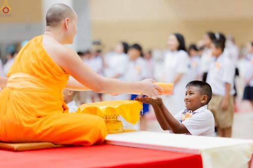 ภาพ No.245984:วันเสาร์ที่ 13 กันยายน พ.ศ. 2568 พิธีมอบผ้าไตรประธานกฐินสัมฤทธิ์เด็กดี V-Star ณ สภาธรรมกายสากล วัดพระธรรมกาย