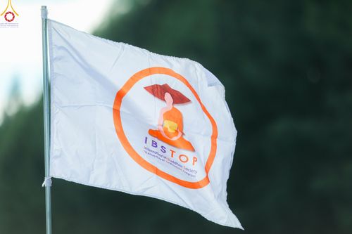 ภาพ No.82620:พิธีตัดปอยผมและปลงผมนาคธรรมทายาท ในโครงการอุปสมบทหมู่ธรรมทายาทพุทธศาสตร์สากล รุ่นที่ 7 (ภาคฤดูฝน) วันอาทิตย์ที่ 11 มิถุนายน พ.ศ. 2566 ณ  วัดพระธรรมกาย