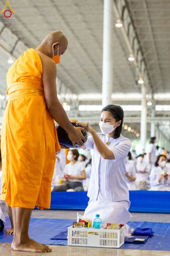 ภาพ No.78863:พิธีตักบาตร ข้าวสารอาหารแห้ง พิธีบูชาข้าวพระ ในวันอาทิตย์ต้นเดือนที่ 2 เมษายน พ.ศ. 2566