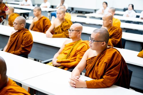 ภาพ No.323335:หลวงพ่อทัตตชีโว รองเจ้าอาวาสวัดพระธรรมกาย ถวายการต้อนรับปฏิสันถารคณะสงฆ์จากประเทศศรีลังกา