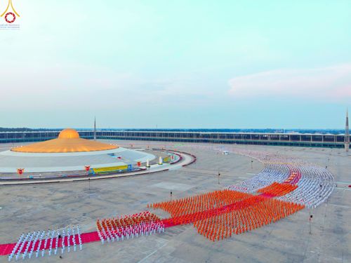 ภาพ No.79198:พิธีอัญเชิญองค์พระบรมพุทธเจ้า 24 องค์ เวียนประทักษิณรอบพระมหาธรรมกายเจดีย์ ณ วัดพระธรรมกาย  วันที่ 2 เมษายน พ.ศ. 2566