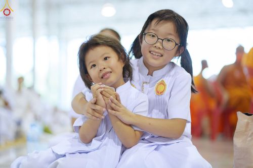 ภาพ No.85299:พิธีมุทิตาสักการะพระภิกษุ ผู้สอบได้เปรียญธรรม ๙ ประโยคระดับโลก, พิธีมอบโล่เกียรติยศและทุนการศึกษา สำนักเรียนบาลีดีเด่นทั่วประเทศ ในวันสมาธิโลก อาทิตย์ที่ 6 สิงหาคม พ.ศ. 2566 ณ สภาธรรมกายสากล วัดพระธรรมกาย