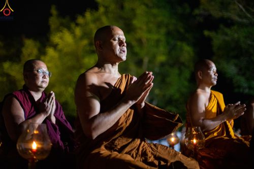 ภาพ No.82063:พิธีจุดวิสาขประทีป 22,000 ดวงและโคมลอย 3,000 ดวง ( Festival  lampion Vesak Indonesia) ณ มหาเจดียบรมพุทโธ อินโดนีเซีย  วันอาทิตย์ที่ 4 มิ.ย. พ.ศ.2566