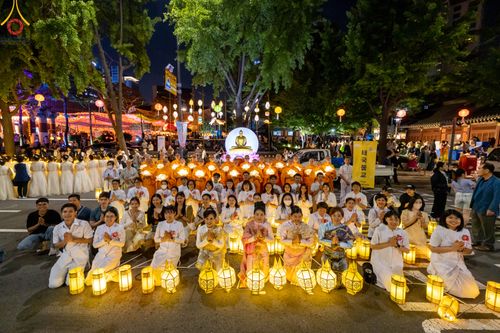ภาพ No.81112:Lotus Lantern Festival 2023  เทศกาลโคมดอกบัว เนื่องในวันวิสาขบูชา   ของชาวพุทธทุกชาติ ทุกนิกาย ในสาธารณรัฐเกาหลีใต้ วันที่ 20-21 พฤษภาคม พ.ศ. 2566