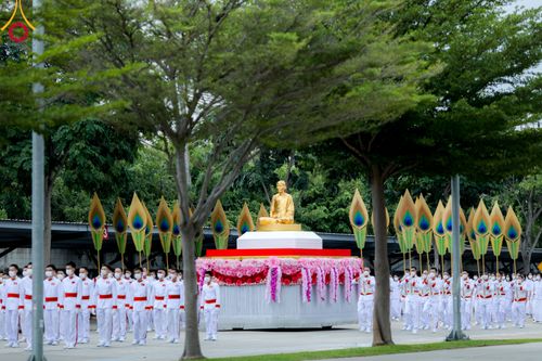 ภาพ No.89142:พิธีอัญเชิญรูปหล่อทองคำ  คุณยายอาจารย์มหารัตนอุบาสิกาจันทร์ ขนนกยูง เพื่อประดิษฐาน ณ มหาวิหารคุณยายอาจารย์ฯ เนื่องในวันครูผู้ค้นพบวิชชาธรรมกาย วันศุกร์ที่ 29 กันยายน พ.ศ. 2566