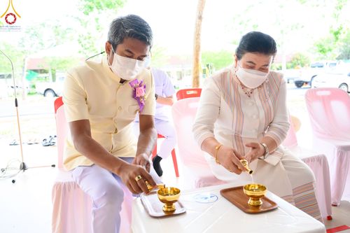 ภาพ No.81199:พิธีถวายสังฆทานแด่คณะสงฆ์ 323 วัด พิธีมอบกองทุนหนุนแรงใจช่วยครูใต้ และพิธีทำบุญอุทิศส่วนกุศลแด่ผู้วายชนม์ในเหตุการณ์ความไม่สงบ ๔ จังหวัดชายแดนภาคใต้  ปีที่ 19 ครั้งที่ 162 วันเสาร์ที่ 27 พฤษภาคม พ.ศ. 2566 ณ ศูนย์ปฏิบัติธรรมภาคใต้ อ.บางกล่ำ จ.สงขลา