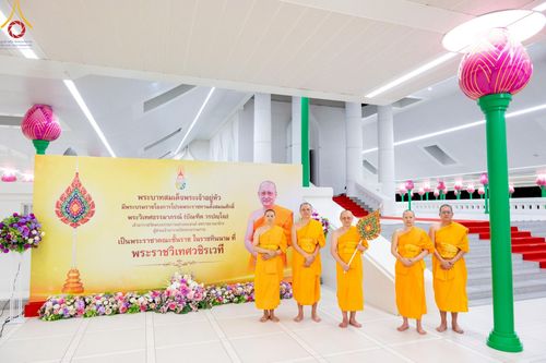 ภาพ No.214895:พิธีต้อนรับสัญญาบัตร พัดยศ พระราชวิเทศวชิรเวที (บัณฑิต วรปญฺโญ) เจ้าอาวาสวัดพระธรรมกายสกอตแลนด์ สหราชอาณาจักร ผู้ช่วยเจ้าอาวาสวัดพระธรรมกาย ณ อุโบสถพระไตรปิฏก วัดพระธรรมกาย