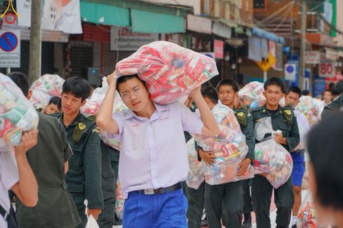 ภาพ No.146365:ตักบาตรพระ 1,384 รูป ทำบุญเมืองฝางครบรอบ 1,383 ปี ถวายเป็นพระราชกุศลแด่พระบาทสมเด็จพระเจ้าอยู่หัว เนื่องในโอกาสพระราชพิธีมหามงคล เฉลิมพระชนมพรรษา 6 รอบ 72 พรรษา วันเสาร์ที่ 27 กรกฎาคม พ.ศ.2567  ณ ถนนหน้าที่ว่าการอำเภอฝาง จ.เชียงใหม่