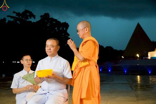 ภาพ No.223273:วันที่ 2 -10 พฤษภาคม พ.ศ. 2568 พิธีตัดปอยผม ปลงผม พิธีขอขมาลาอุปสมบทอุทิศชีวิต ของอุบาสก พิสิทธิ์ หมื่นแกล้ว  ณ วัดพระธรรมกาย