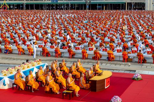 ภาพ No.221684:วันอังคารที่ 22 เมษายน พ.ศ. 2568 ภาพพิธีถวายมหาสังฆทานคณะสงฆ์ 40,000 กว่าวัดทั่วประเทศ เนื่องในวันคุ้มครองโลก ชุดที่ 2 (ปลื้มให้สมการรอคอย) ณ ลานธรรมพระมหาธรรมกายเจดีย์ วัดพระธรรมกาย