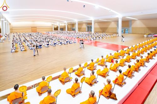 ภาพ No.153320:พิธีมุทิตาสักการะ พระภิกษุ-สามเณร ผู้สอบไล่ได้เปรียญธรรม ประโยค 1-2 ถึงประโยค ป.ธ.9 และบาลีศึกษา ประโยค1-2 ถึง บ.ศ.9 , พิธีมอบดวงแก้วสามเณรผู้ทรงบาลีไวยากรณ์ วัดพระธรรมกาย และ ศูนย์ส่งเสริมศีลธรรมในประเทศและต่างประเทศ วันอาทิตย์ที่ 8 กันยายน พ.ศ.2567