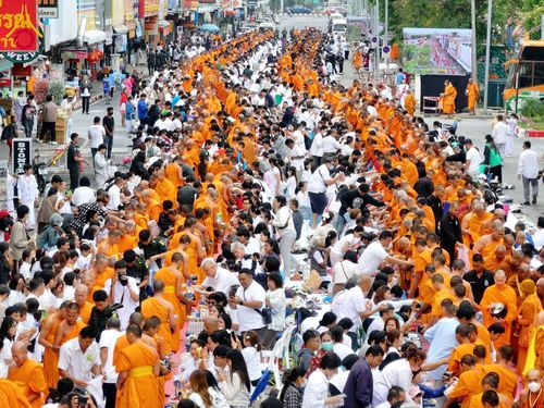 ภาพ No.210401:วันอาทิตย์ที่ 9 มีนาคม พ.ศ. 2568 พ่อเมืองโคราชจัดตักบาตรพระหมื่น ทำบุญเมือง 557 ปี