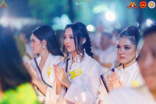 ภาพ No.224602:วันจันทร์ที่ 12 พฤษภาคม พ.ศ. 2568  ชาวพุทธในอินโดนีเซีย ร่วมฉลองวิสาขบูชาจุดประทีปกว่า 200,000 ดวง ณ พระมหาเจดีย์บรมพุทโธ  เจริญพุทธมนต์ถวาย “พระวชิรเกล้าเจ้าอยู่หัว”