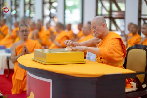 ภาพ No.160924:พิธีเจริญพระพุทธมนต์ และปิดแผ่นทองรูปเหมือน พระเดชพระคุณพระมงคลเทพมุนี (สด จนฺทสโร) พระผู้ปราบมาร จำนวน 3 องค์ วันเสาร์ที่ 5 ตุลาคม พ.ศ. 2567 ณ อาคารปลูกศรัทธา 2 (ชานชลาเดิม) วัดพระธรรมกาย อ.คลองหลวง จ.ปทุมธานี