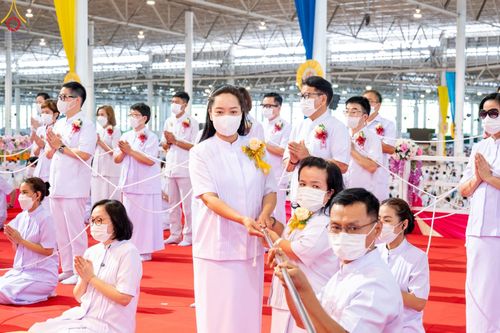 ภาพ No.89561:พิธีตักบาตร ข้าวสารอาหารแห้ง พิธีบูชาข้าวพระ และพิธีจุดเทียนใจ ไฟนิรันดร์  อนันตชัย ณ สภาธรรมกายสากล วัดพระธรรมกาย วันอาทิตย์ที่ 1 ตุลาคม พ.ศ. 2566