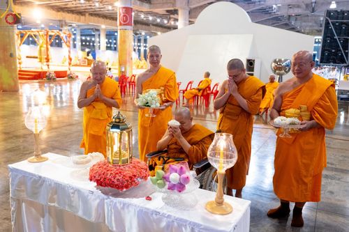 ภาพ No.154936:พิธีจุดประทีป, พิธีฉลองชัยสวดมนต์บทธัมมจักกัปปวัตนสูตร ณ มหารัตนวิหารคด วัดพระธรรมกาย วันอังคารที่ 17 กันยายน พ.ศ. 2567