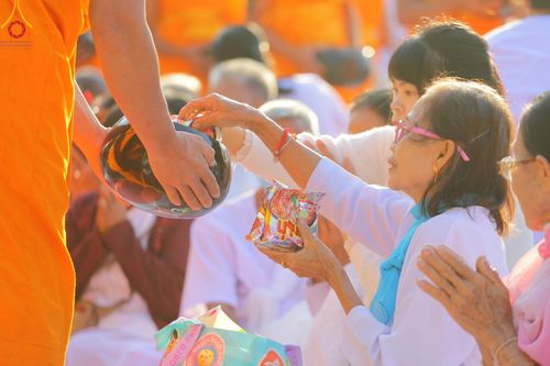 ภาพ No.193081:พิธีตักบาตรพระธรรมยาตรา ณ อนุสรณ์สถานคลองบางนางแท่น อ.สามพราน จ.นครปฐม ในโครงการธรรมยาตรา กตัญญูบูชา มหาปูชนียาจารย์ พระมงคลเทพมุนี(สด จนฺทสโร) พระผู้ปราบมาร อนุสรณ์สถาน 7 แห่ง ปีที่ 13 วันที่ 11 มกราคม พ.ศ.2568