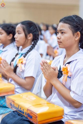 ภาพ No.246041:วันเสาร์ที่ 13 กันยายน พ.ศ. 2568 พิธีมอบผ้าไตรประธานกฐินสัมฤทธิ์เด็กดี V-Star ณ สภาธรรมกายสากล วัดพระธรรมกาย