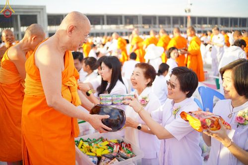 ภาพ No.187859:พิธีตักบาตรฉลองพระใหม่ ต้อนรับพุทธศักราช 2568 ณ ลานธรรมพระมหาธรรมกายเจดีย์ วัดพระธรรมกาย จ.ปทุมธานี วันที่ 1 มกราคม พ.ศ. 2568