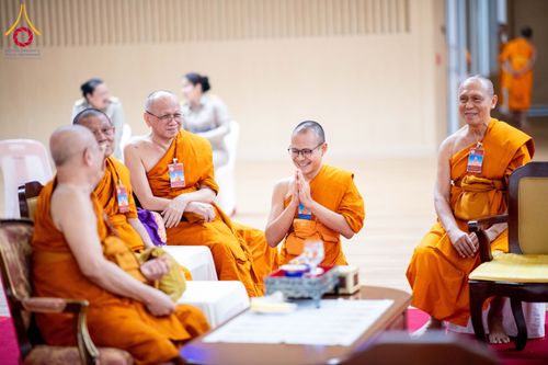 ภาพ No.208908:พระบาทสมเด็จพระเจ้าอยู่หัวทรงพระกรุณาโปรดเกล้าฯ พระราชทานภัตตาหารพระราชทาน แด่พระภิกษุ สามเณร ในการสอบบาลีสนามหลวง ณ วัดพระธรรมกาย วันที่ 22 กุมภาพันธ์ พ.ศ. 2568 ณ วัดพระธรรมกาย อำเภอคลองหลวง จังหวัดปทุมธานี