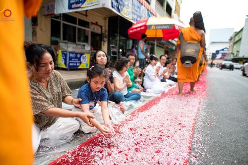 ภาพ No.128321:พิธีอัญเชิญพระบรมสารีริกธาตุ " ใจกลางเมืองนครหาดใหญ่ " เพื่อประดิษฐาน ณ มหารัตนเจดีย์สิริปทุมสวรรค์ (เจดีย์อริยพุทธะ 5 พระองค์) ศูนย์ปฏิบัติธรรมภาคใต้ อ.บางกล่ำ จ.สงขลา  วันที่ 9 มีนาคม พ.ศ.2567 (ชุดที่ 1)
