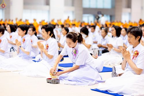 ภาพ No.233892:วันเสาร์ที่ 19 กรกฎาคม พ.ศ.2568 วันมหารำลึก ครั้งที่ 35 พิธีรำลึกถึงนักสร้างบารมี , พิธีสวดพระพุทธมนต์ , พิธีทอดผ้าบังสกุลและถวายไทยธรรม วัดพระธรรมกาย