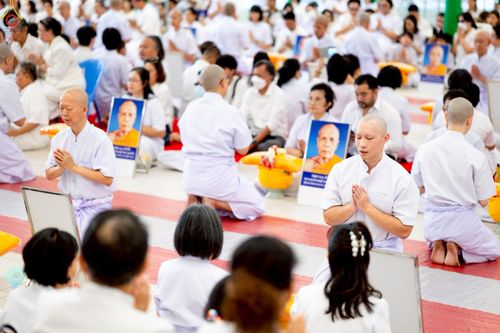 ภาพ No.228983:วันเสาร์ที่ 14 มิถุนายน พ.ศ. 2568 พิธีเวียนประทักษิณ , พิธีขอขมารับผ้าไตร ในโครงการบรรพชาอุปสมบทหมู่ ผู้บริหารรุ่นที่ 15 และ อุดมศึกษา รุ่นที่ 52 ณ โบสถ์พระไตรปิฎก วัดพระธรรมกาย