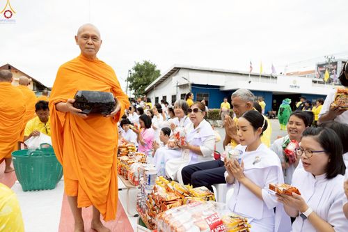 ภาพ No.242010:วันอาทิตย์ที่ 31 สิงหาคม พ.ศ. 2568 พิธีทำบุญแด่คณะสงฆ์ 122 รูป ฉลอง 121 ปี อำเภอคลองหลวง จ.ปทุมธานี เพื่อนำส่งช่วยเหลือคณะสงฆ์ 323 วัด 4 จังหวัดชายแดนภาคใต้ และช่วยเหลือประชาชนจากเหตุปะทะ แนวชายแดนไทย-กัมพูชา ณ บริเวณหน้าที่ว่าการอำเภอคลองหลวง 