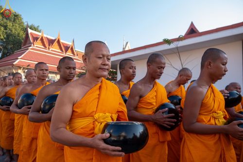 ภาพ No.197762:พิธีตักบาตรพระธรรมยาตรา ณ อนุสรณ์สถานลำดับที่ 4 สถานที่เกิดด้วยกายธรรม วัดโบสถ์(บน) ต.บางคูเวียง จ.นนทบุรี ในโครงการธรรมยาตรา กตัญญูบูชา มหาปูชนียาจารย์ พระมงคลเทพมุนี(สด จนฺทสโร) พระผู้ปราบมาร อนุสรณ์สถาน 7 แห่ง ปีที่ 13 วันที่ 19 มกราคม พ.ศ. 2568