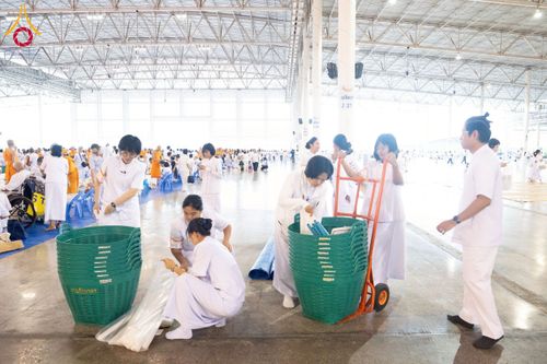 ภาพ No.223465:วันวิสาขบูชา วันอาทิตย์ที่ 11 พฤษภาคม พ.ศ. 2568 พิธีตักบาตร และปฎิบัติธรรม ณ สภาธรรมกายสากล วัดพระธรรมกาย