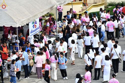 ภาพ No.150925:พิธีเจริญพระพุทธมนต์ และทำบุญตักบาตรแด่คณะสงฆ์ จำนวน 121 รูป เนื่องในโอกาสฉลองครบรอบ 120 ปี อำเภอคลองหลวง จังหวัดปทุมธานี เพื่อถวายเป็นพุทธบูชา ช่วยเหลือผู้ประสบความเดือดร้อนจากอุทกภัย และคณะสงฆ์ 323 วัด 4 จังหวัดชายแดนภาคใต้ วันเสาร์ที่ 31 สิงหาคม พ.ศ. 