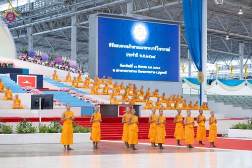 ภาพ No.237564:วันอาทิตย์ที่ 10 สิงหาคม พ.ศ.2568 พิธีมอบใบประกาศเกียรติคุณ โครงการสอบบาลี "ฉลองแชมป์" บูชาธรรม 80 ปี หลวงพ่อธัมมชโย ประจำปี 2568 และ พิธีมอบดวงแก้วสามเณรทรงบาลีไวยากรณ์ ณ สภาธรรมกายสากล วัดพระธรรมกาย ปทุมธานี